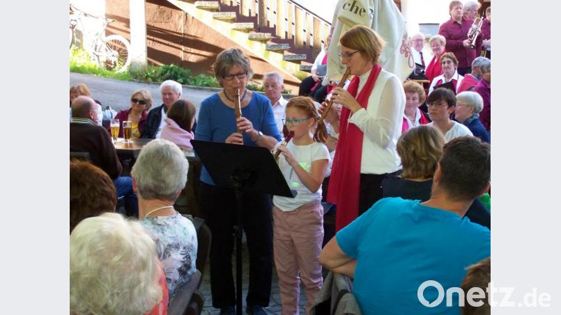 Anna Rösch (Mitte) spielt mit ihren Begleiterinnen &quot;Bella Bimba&quot;. Bild: rrd