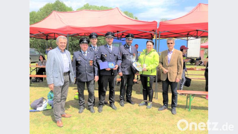 Ein Vertreter der Gemeinde Bor, Reiner Delakowitz, Daniel Kabitschke, Matthias Gallitzendörfer und Markus Maurer von der Feuerwehr Pleystein, Vorsitzende der Feuerwehr Bor, Olga Bahenska, und der Bürgermeister von Bor Petr Myslivec (von links) tauschen Geschenke aus. Bild: tu