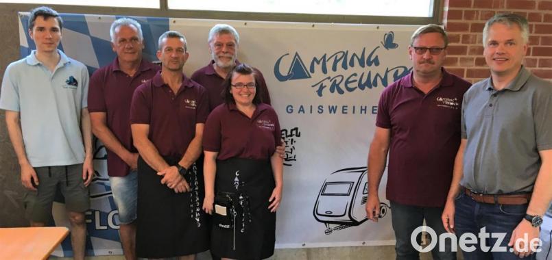 Der Vorstand der Campingfreunde pflegt ein gutes Verhältnis zu Gemeinde und Platzverwaltung. Von links: Jonas Meiler, Günter Kneissl, Stefan Scheidl, Wolfgang Seidel, Nicole Brunner, Vorsitzender Jürgen Markelsdorfer und Bürgermeister Thomas Meiler. Bild: cro