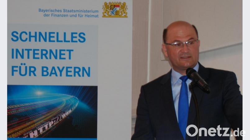 Finanz- und Heimatminister Albert Füracker freut sich, dass der Kooperationsvertrag den beteiligten Kommunen eine flächendeckende Versorgung mit schnellem Internet ermöglicht. Bild: Portner