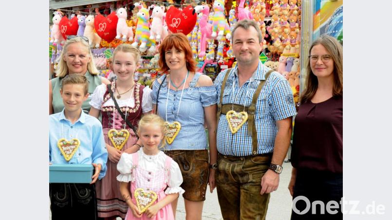 Die diesjährige Dultfamilie Hönig ( Daniel, Lea, Hanna, Petra und Markus) mit Petra Strobl (links, ACC) und Maria Frank (rechts, ACM). Bereits 22 Familien konnten sich über einen Tag als Dultfamilie freuen. Bild: Stephan Huber