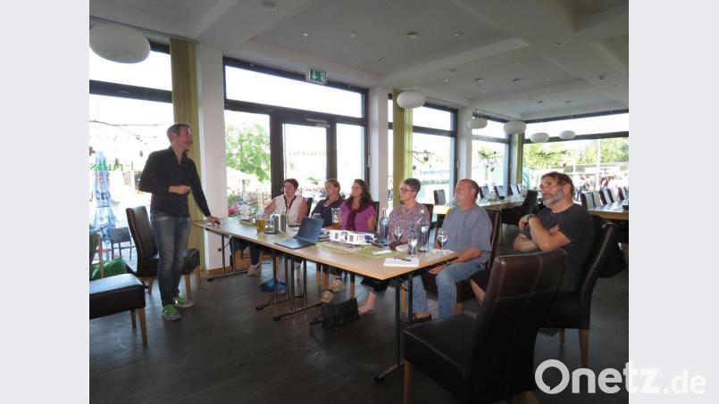 Markus Büchlein (links), der auf Einladung von Anna Toman (Zweite von links) nach Tirschenreuth kam, zeigte mit vielen, kreativen Beispielen, wie der Nahverkehr auf dem Land verbessert werden könnte. Bild: ubb