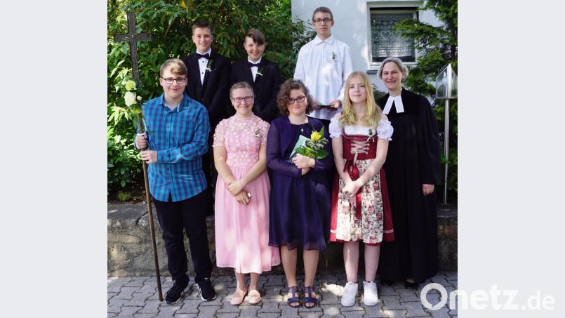 Drei Konfirmandinnen und drei Konfirmanden feierten mit Pfarrerin Ruth Schlinke und der Gemeinde Konfirmation in der Auferstehungskirche: (untere Reihe von links) Julia Zeitler, Stefanie Fleischmann, Lorelai Sempf, (obere Reihe von links) Fritz Reuter, Kilian Groß, Jason Olzog. Bild: weu