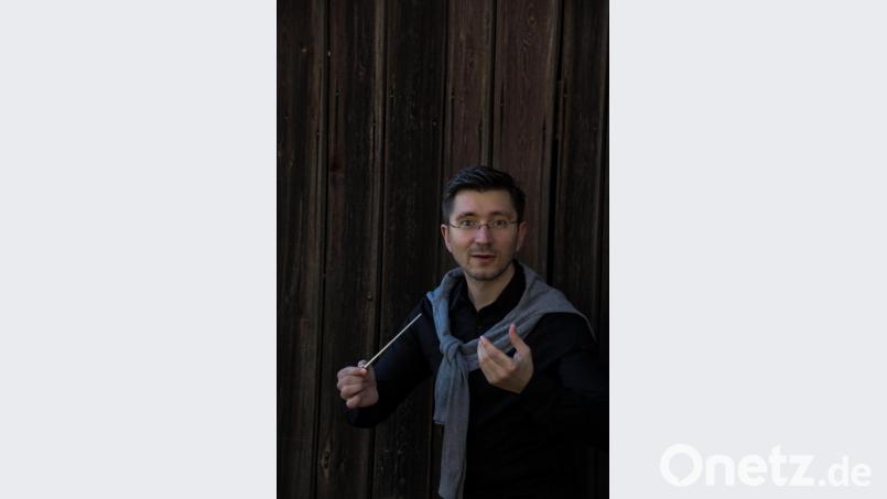 Dirigent Michael Konstantin leitet beim Opernfestival Oberpfalz den Projektchor für die Oper &quot;Der Freischütz&quot;. Bild: Julia Bauer