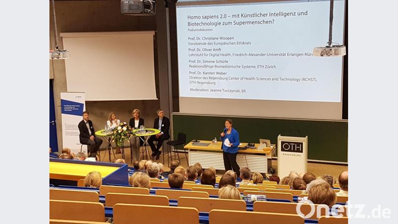 Aufmerksam verfolgten Hochschulvertreter aus ganz Bayern die Diskussion darüber, was Biotechnologie alles möglich macht. Von links: Die Professoren Karsten Weber, Simone Schürle, Christiane Woopen und Oliver Amft. BR-Wissenschaftsredakteurin Jeanne Turczynski moderierte. Bild: gib
