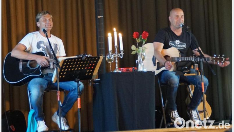 Die zwei sympathischen Sänger Rainer Kapalla und Roland Winkler (von rechts) des Duos „Zwoa Achterl bitte!“ unterhielten die Gäste im Pfarrheim mit lustigen „Gschichterln“ und toller Musik. Bild: weu