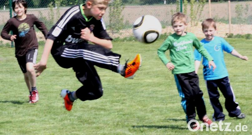 Die Spielfreude dominiert, wenn es auf dem Bolzplatz nicht ganz so ernst zugeht wie auf dem Fußballfeld. Beim Generationen-Kick dürfen auch ein paar "Große" mitmachen. Bild: Hirsch