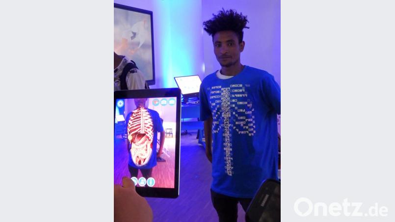 Die Schüler der Berufsintegrationsklassen im ersten Jahr der Europa-Berufsschule erkunden das Bayern-Lab in Nabburg. Bild: exb