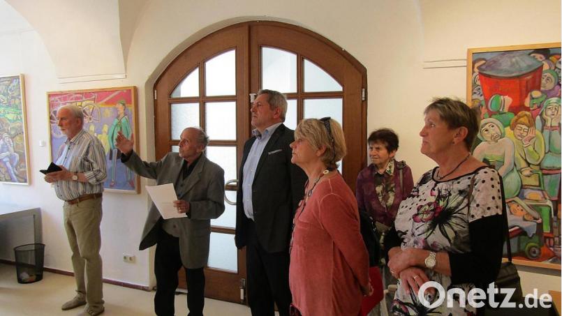 Mitglieder des Arbeitskreises Lodes-Museum begutachten die Umgestaltung mit Ölgemälden zum Thema Krieg. Von links Rudolf Weber, Kurator Josef Schaller, Bürgermeister Joachim Neuß, Eva-Maria Lutye, Ingeborg Schaller und Ludmilla Grossar. Bild: sck