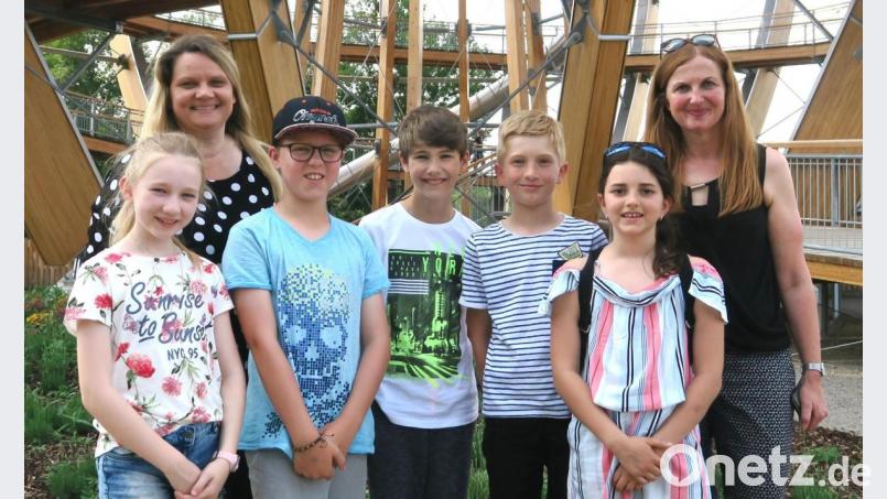 Die Grundschule Fensterbach wurde Bezirks- und Landessieger im Sportabzeichen-Wettbewerb. Zur Preisverteilung waren Malena Müller, Jakob Sperl, Adrian Schossig, Simon Raab und Jasmin Altmann (von links) gekommen, begleitet von den Lehrerinnen Uta Götz und Bettina Schmid. Bild: Hirsch