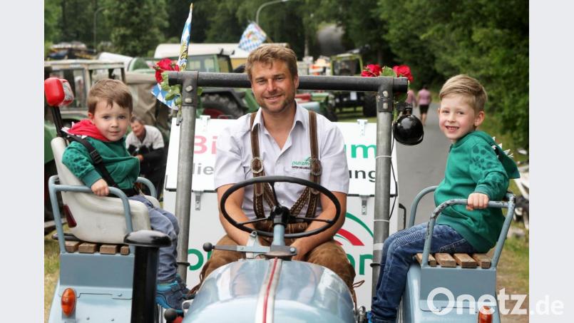 Das Oldtimer-Treffen gefiel den jungen und alten Fans der vielen historischen Traktoren. Bild: lst