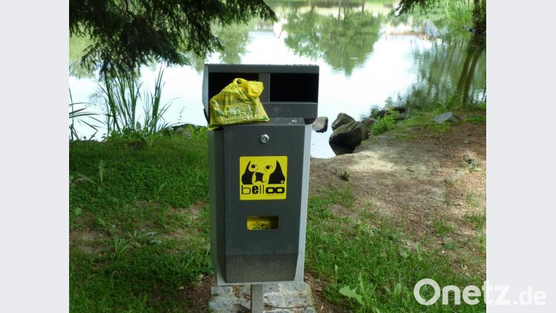 Hundetoiletten wird es künftig nicht nur am Marktweiher geben, sondern auch am Bayerisch-Böhmischen Freundschaftsweg im Stadtgebiet. Damit diese Sinn machen, müssen die gefüllten Beutel aber im Einwurfbehälter landen und nicht in den Büschen. Bild: Portner
