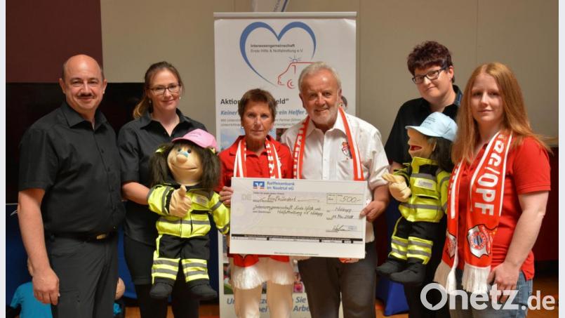 Bernd Hofmann, Vorsitzender des FC-Bayern-Fanclubs (Fünfter von links), überreichte den Scheck an das Rescue Team mit Geschäftsleiter Marco Frischholz (links). Bild: eya