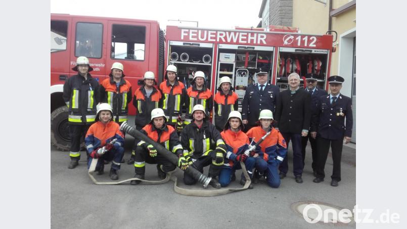Elf Aktive der Feuerwehr unterzogen sich der Leistungsprüfung. Mit auf dem Bild (von rechts) Kreisbrandmeister Herbert Thurm, Feuerwehrvorsitzender Roland Krommer, zweiter Bürgermeister Johannes Reger und Kreisbrandmeister Wolfgang Bauer. Bild: njn