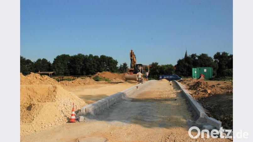 Versorgungsleitungen und Kanal sind im Baugebiet Aschach-Ost verlegt, und auch die Straßenführungen sind bereits erkennbar. Bild: sche