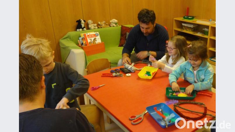 In Zusammenarbeit und mit Unterstützung des Kindergartenpersonals fertigten die Bastler fantasievolle, wunderschöne Traumfänger. Bild: ohr