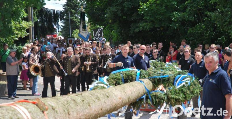 Auf dieses Ereignis dürfen sich die Besucher bereits am Samstag freuen, wenn der Festzug mit Musik den Kirwabaum zum Festplatz bringt. Das ist dann auch die Gelegenheit zu einer Bierprobe für den eigentlichen Kirwatag am Sonntag. Archivbild: mab