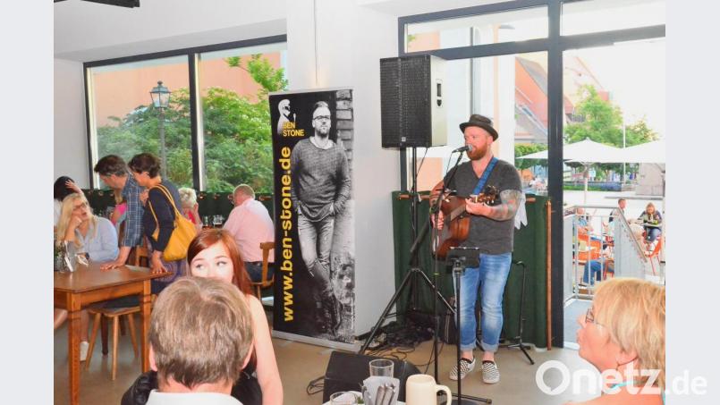 Gleich zweifach ist Solist Ben Stone im &quot;Friedrich&quot; zu bestaunen. Die lebende und singende Version gefällt um einiges besser. Bild: fjo