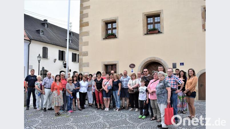 Rund 40 Interessierte begeben sich bei einer Stadtführung durch Grafenwöhr auf historische Spurensuche. Bild: rgr