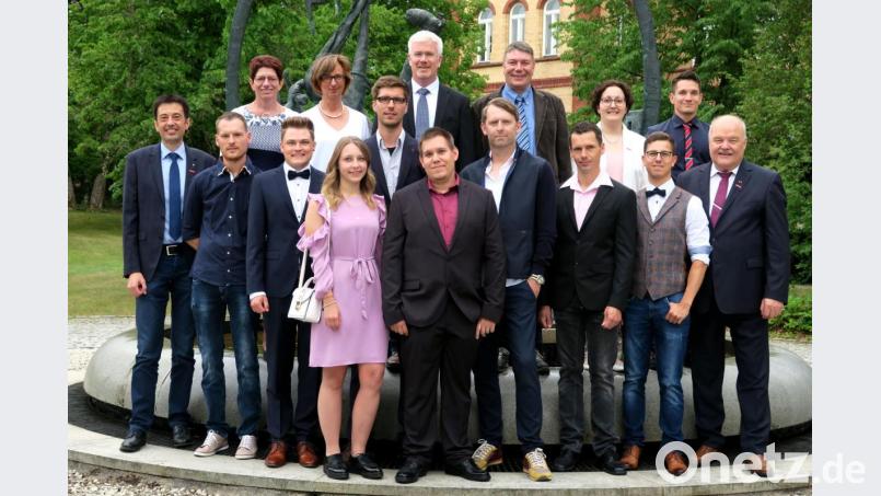 Vizepräsident Albert Vetterl (rechts) und Kursleiter Helmut Schmid (links) überreichten den neuen Betriebs- und Wirtschaftsinformatikern die Zeugnisse. Bild: Hirsch