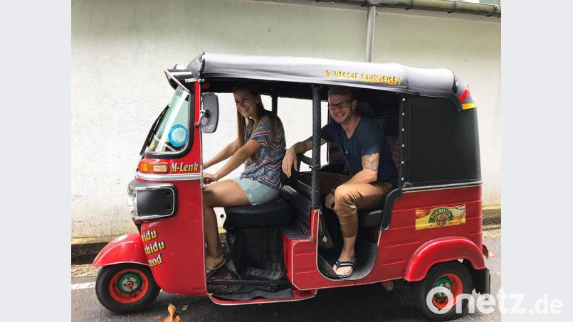 Ein großes Erlebnis auf vier kleinen Rädern. Sri Lanka ist in vielen Hinsichten einen Besuch wert, ist sich unsere Autorin Sara Schumann (links) sicher. Bild: exb