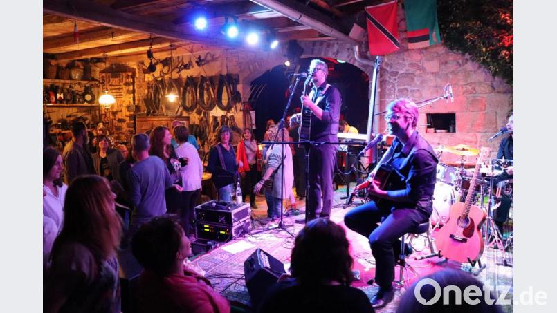 Die Band &quot;Huebnotix&quot; heizt den Besuchern im Hinterhof des Nußsteinhauses bis spät in die Nacht ein. Bild: ilt