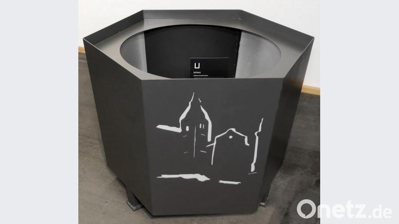 Ein großer Pflanzenbehälter mit Mitterteicher Logo. Bild: tr