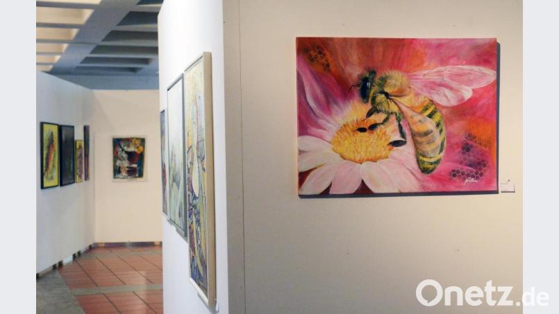 An die Bedrohung der Insekten dachte Gisela Wallbrunn, als sie „Rettet die Bienen“ malte. Bild: Gabi Schönberger