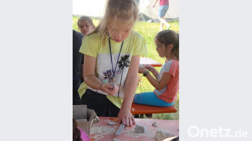 Mit Säge, Feile und Schleifpapier bearbeiten die Kinder mit Ausdauer ihre Speckstein-Kreationen. Bild: wrm