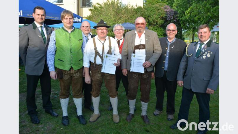Jahrzehntelang treue Mitglieder zeichnete der Schützenverein „Ringelstein“ Ottengrün aus. Im Bild (von links) Vorsitzender Armin Strohmaier, Sebastian Bötzl (Gauehrennadel in Silber), stellvertretender Gauschützenmeister Martin Dietz, Josef Grillmeier (50 Jahre), stellvertretender Bezirksschützenmeister Dieter Beer, Richard Hubrich (25 Jahre), Bürgermeister Klaus Meyer und Sportleiter Stefan Zant. Bild: jr