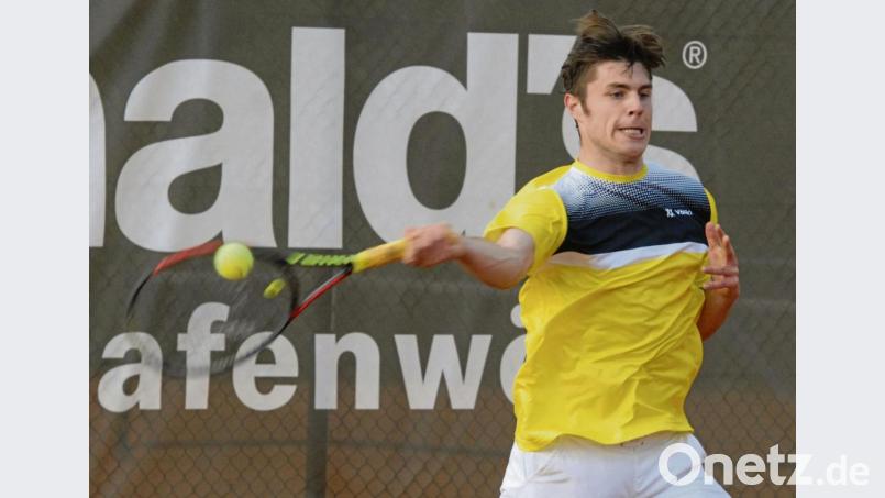 Der topgesetzte Johannes Fleischmann vom TC Teublitz (Bild) wurde beim Artesia-Cup des TC am Postkeller Weiden seiner Favoritenrolle gerecht. Die Nummer 87 der DTB-Rangliste gewann das Finale gegen Frederic Schloßmann (TC Rot-Blau Regensburg) mit 6:1 und 6:4. Bild: gb