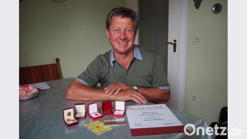Für Robert Kraus aus Pfreimd gehörte das Blutspenden jahrzehntelang zur Routine, Abzeichen und Urkunden waren Nebensache. Doch jetzt hat er die Altersgrenze erreicht und bedauert, dass er die 150 Mal 0,5 Liter nicht ganz geschafft hat. Bild: bl