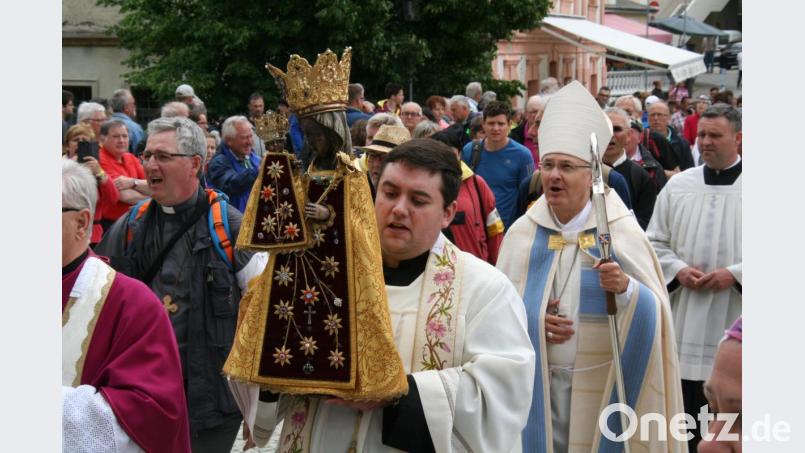 Insgesamt 8000 Pilger zogen am Pfingstsamstag an der Gnadenkapelle vorbei zum Gottesdienst in die Basilika. Bischof Dr. Rudolf Voderholzer (Bild) segnete die Gläubigen. Bild: fpoz