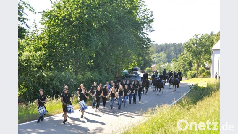 Der Förderverein St. Jodok-Ritt veranstaltete mit Pferden und Fanfaren ein Gelassenheitstraining. Bild: es