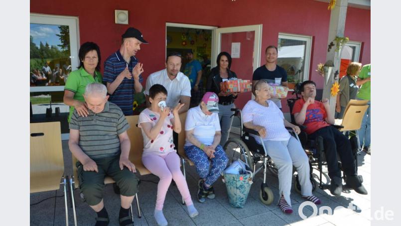 Pflegeheimleiter Uwe Trautner (hinten, Dritter von links) freut sich mit den Geehrten. Bild: dob
