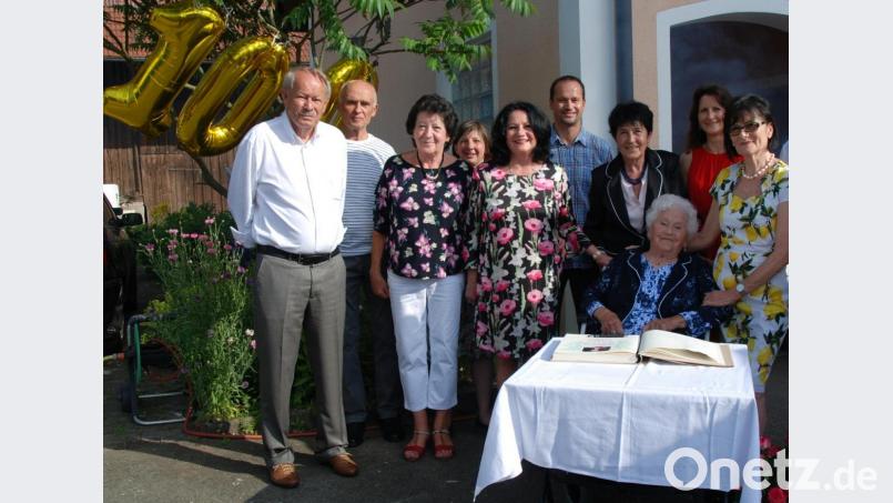 Maria Lobinger freut sich zum 100. Wiegenfest über die Glückwünsche ihrer vier Töchter mit Partner und den drei Enkelkindern. Bild: Portner