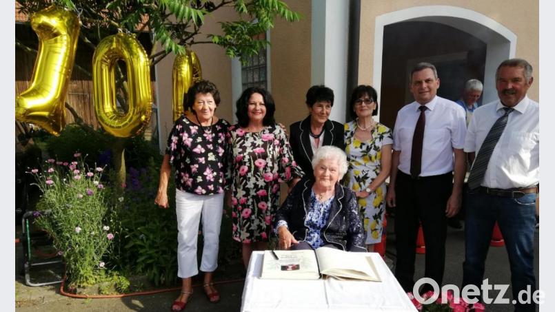Maria Lobinger (100) im Kreise ihrer vier Töchter Marianne (von links), Hildegard, Agnes und Renate. Bürgermeister Norbert Eckl und Gemeinderat Josef Baumer (rechts) überraschten die Jubilarin mit einem Eintrag in das Goldene Buch der Gemeinde Teunz. Bild: Portner