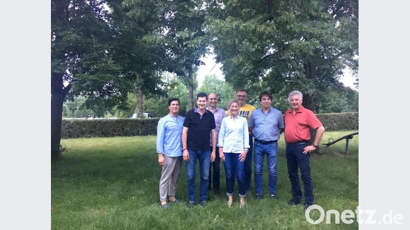 Der neue Vorstand der Raumausstatter-Innung: Von links Reiner Weiß, Gerhard Melchner, Josef Bauer, Ingrid Zeibig, Thomas Pröls, Eugen Rustler und Helmut Pilhofer, es fehlt Georg Paulus. Bild: exb