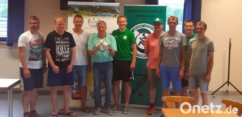 Das Organisationsteam mit Turnierleiter Sascha Haberkorn (Dritter von links) und SV-Vorsitzendem Roland Eckert (Vierter von links) ist voller Vorfreude auf das Alte-Herren-Legendenturnier, das am 6. Juli auf dem Gelände des SV Mitterteich über die Bühne gehen wird. Bild: jr