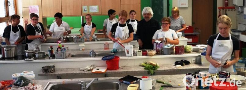 Viel Freude und Können bewiesen die Schüler beim Vorbereiten des vegetarischen Menüs unter Anleitung von Gourmetkoch Gerd Reinhardt (vierter von rechts) und Fachoberlehrerin Gerlinde Lohrer (dritte von links). Bild: weu