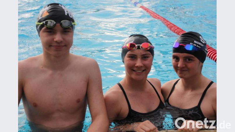 Die drei Vorzeigeschwimmer des TSC, von links Fynn Legat, Viktoria Bogner und Kathrin Bachmeier. Bild: kro