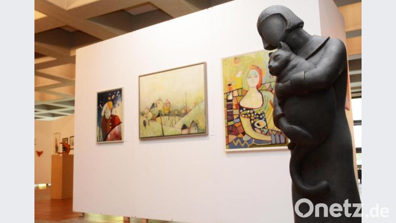 Im Vordergrund ist hier die Skulptur „Frau mit Katze“ von Irma Baumann zu sehen. Bild: Gabi Schönberger