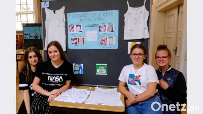 Die Schülerinnen präsentieren die Ergebnisse ihrer Forschung, zum Beispiel zum Thema Waschmittel. Bild: Peter Ringeisen/exb