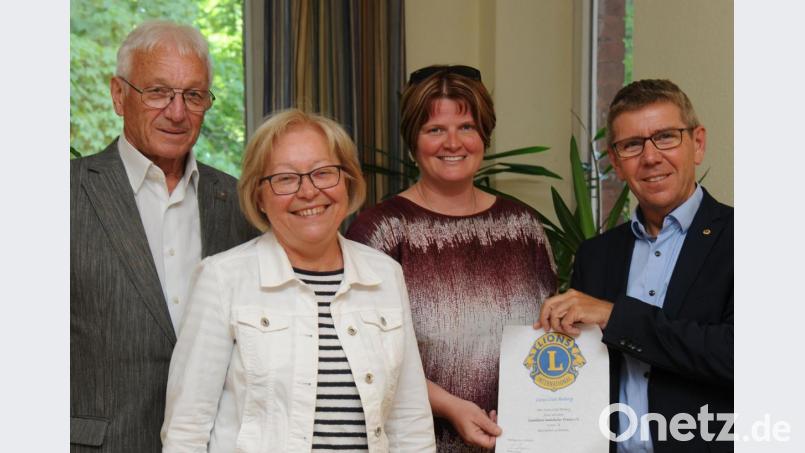 Die Lions-Vertreter Hans Roggenhofer (links) und Robert Jung (rechts) überreichten die Spende für den SkF an Marianne Gutwein (Zweite von links) und Andrea Graf. Bild: gfr