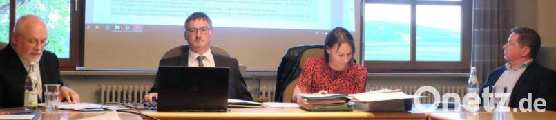 Landschaftsarchitekt Hans-Jürgen Tiefel von Renner + Hartmann Consult (links), Bürgermeister Hans Prechtl, VG-Geschäftsstellenleiterin Katrin Schwarz und der Geschäftsführer des Architektenbüros, Erwin Schall (rechts), bewerteten die Einwendungen und Anregungen der beteiligten Träger öffentlicher Belange. Der Gemeinderat fasste die entsprechenden Beschlüsse. Bild: ohr