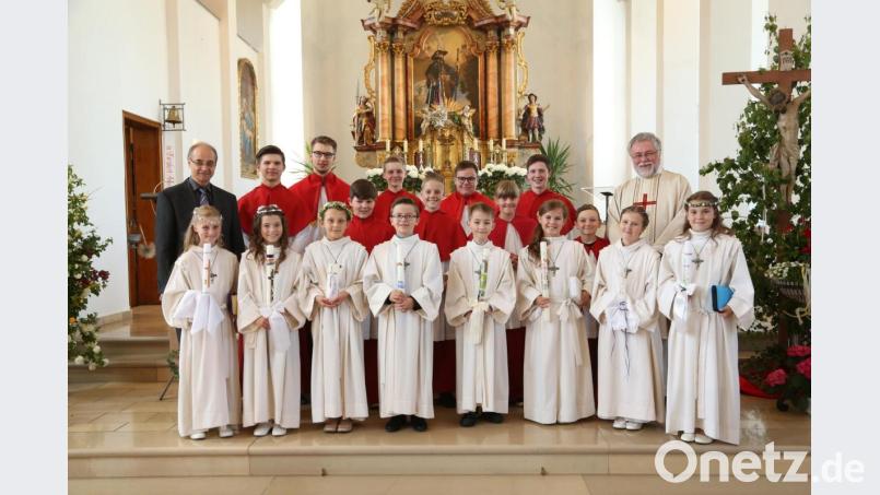 Acht Mädchen und Jungen feiern ihre heilige Kommunion. Bild: hwk