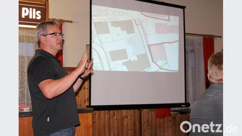 Bernhard Preischl (Planungsbüro Brandl&amp;Preischl) ist für die Erneuerung der Straßenzüge verantwortlich und zeigte den fortgeschrittenen Planungsstand auf. Bild: mnt
