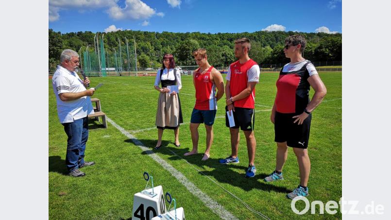 Josef Zwickenpflug (von links) und Heike Gmeiner vom Oberpfälzer Förderverein würdigten die Leistungen von Moritz Geldhäuser, Paul Pöllmann und Nancy Randig (nicht im Bild), vertreten durch Betreuerin Sabine Schnurrer. Bild: jma