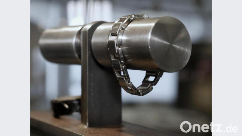 Der perfekte Präsentationshalter für den Juwelier: Auf dem kalten Metall stechen edele Uhren- und Armbänder ganz besonders hervor. Bild: tr