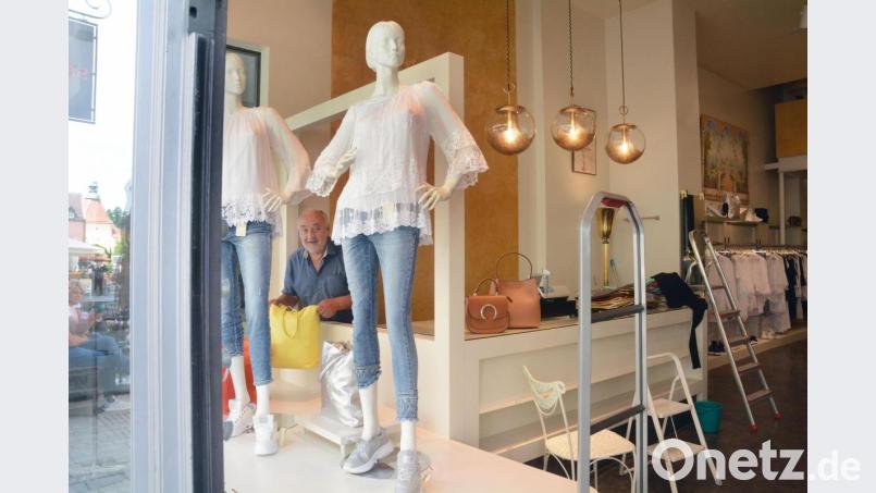 Dekorateur Georg Otte rückt alles ins rechte Licht. Bild: Gabi Schönberger